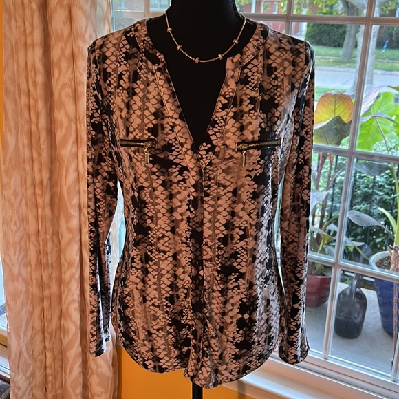 INC Snake Print Front V Neck Long Sleeve Blouse Size small. Gold zipper pocket - Picture 3 of 7